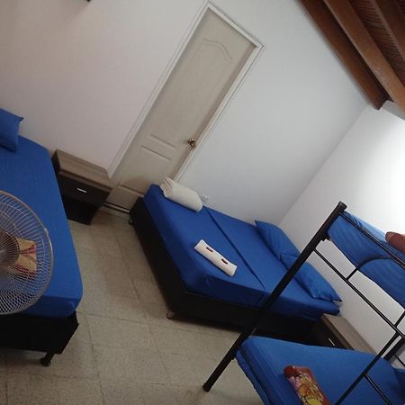 Yellow House Hostel メデジン エクステリア 写真
