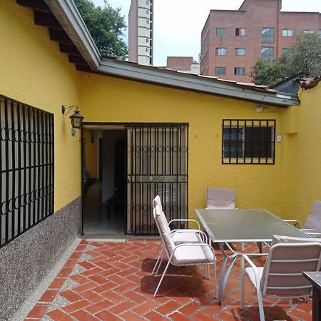 Yellow House Hostel メデジン エクステリア 写真