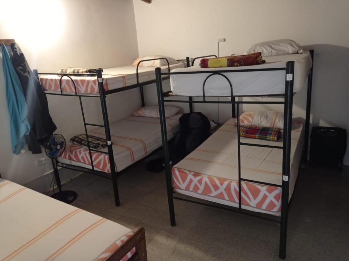 Yellow House Hostel メデジン エクステリア 写真