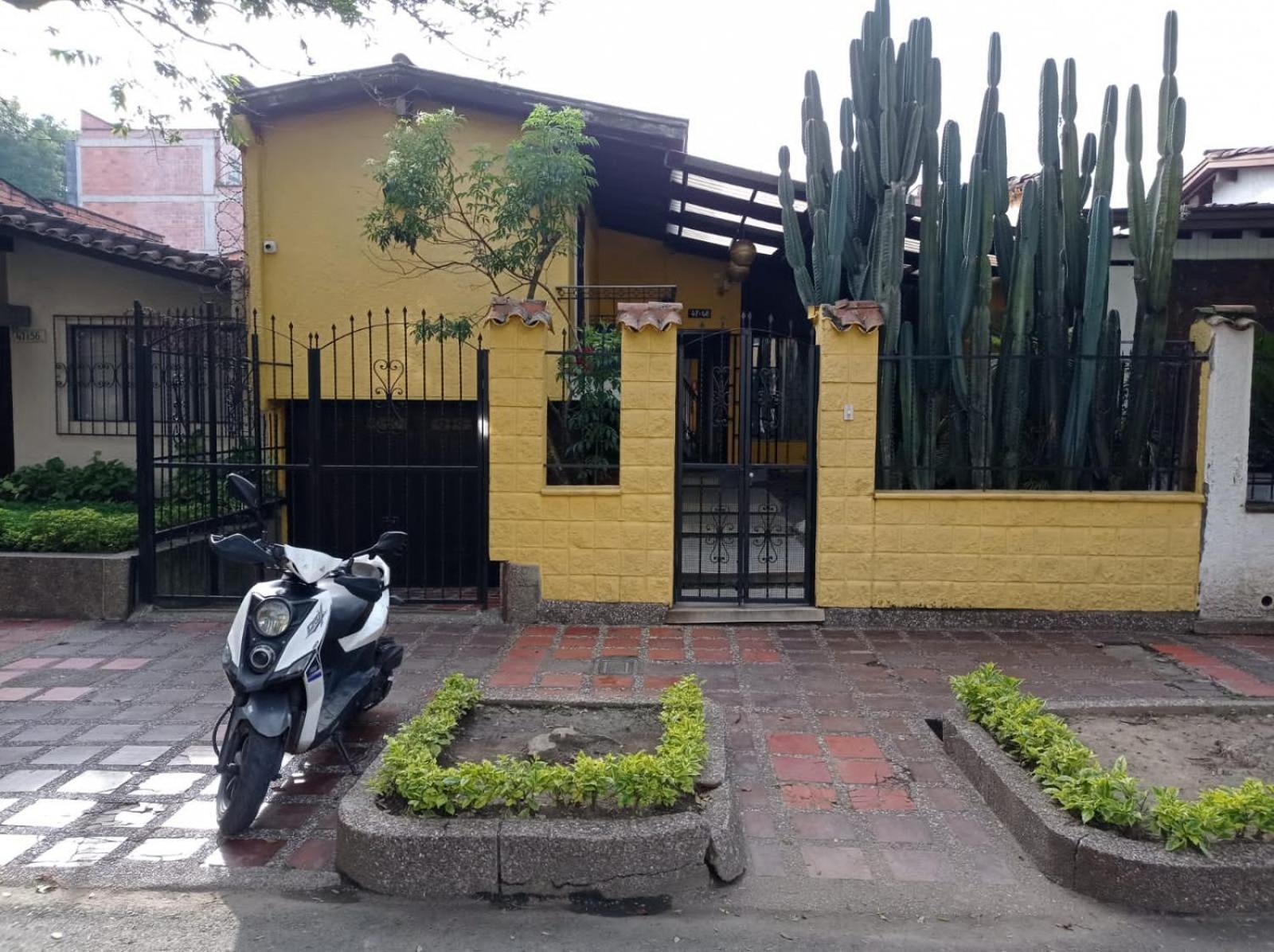 Yellow House Hostel メデジン エクステリア 写真