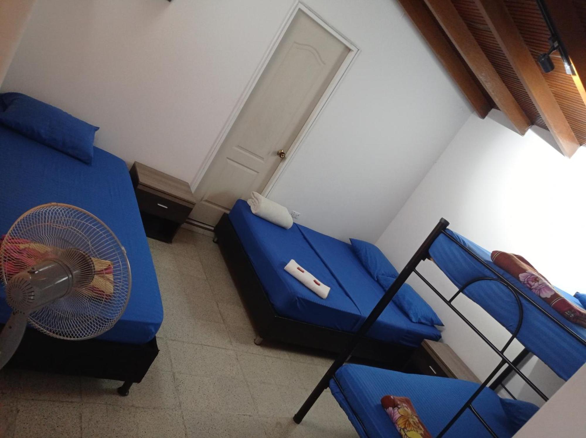 Yellow House Hostel メデジン エクステリア 写真