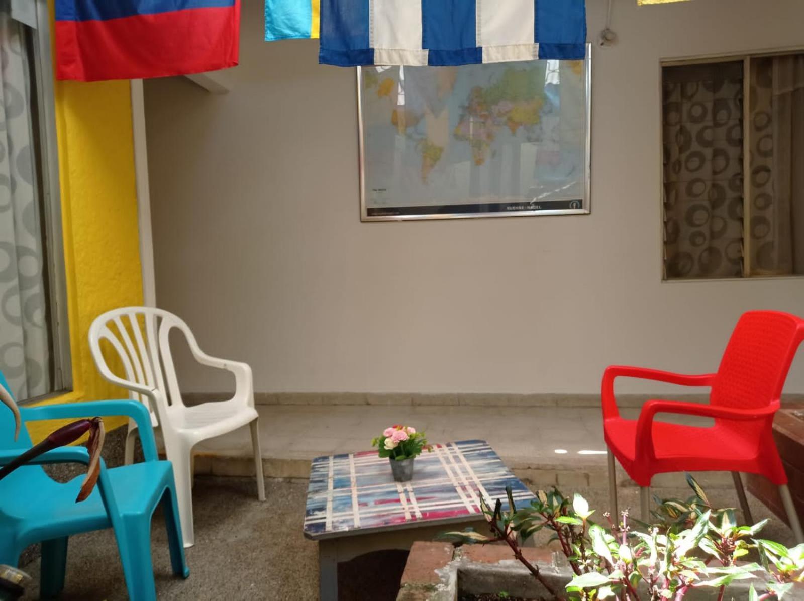 Yellow House Hostel メデジン エクステリア 写真
