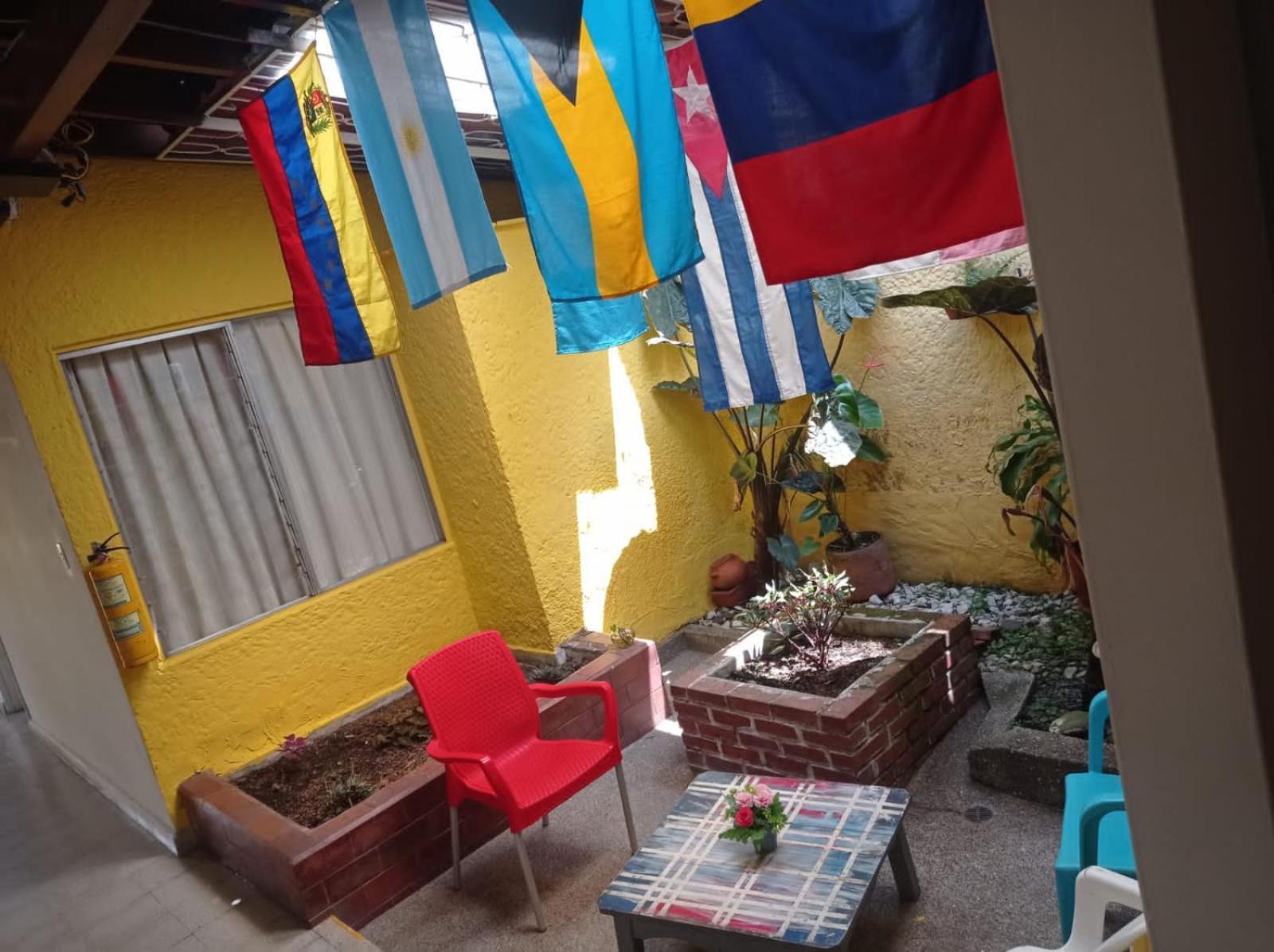 Yellow House Hostel メデジン エクステリア 写真