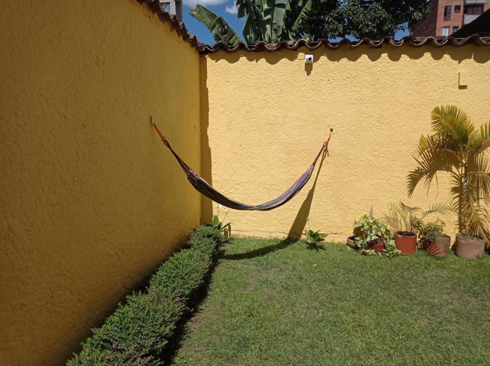 Yellow House Hostel メデジン エクステリア 写真