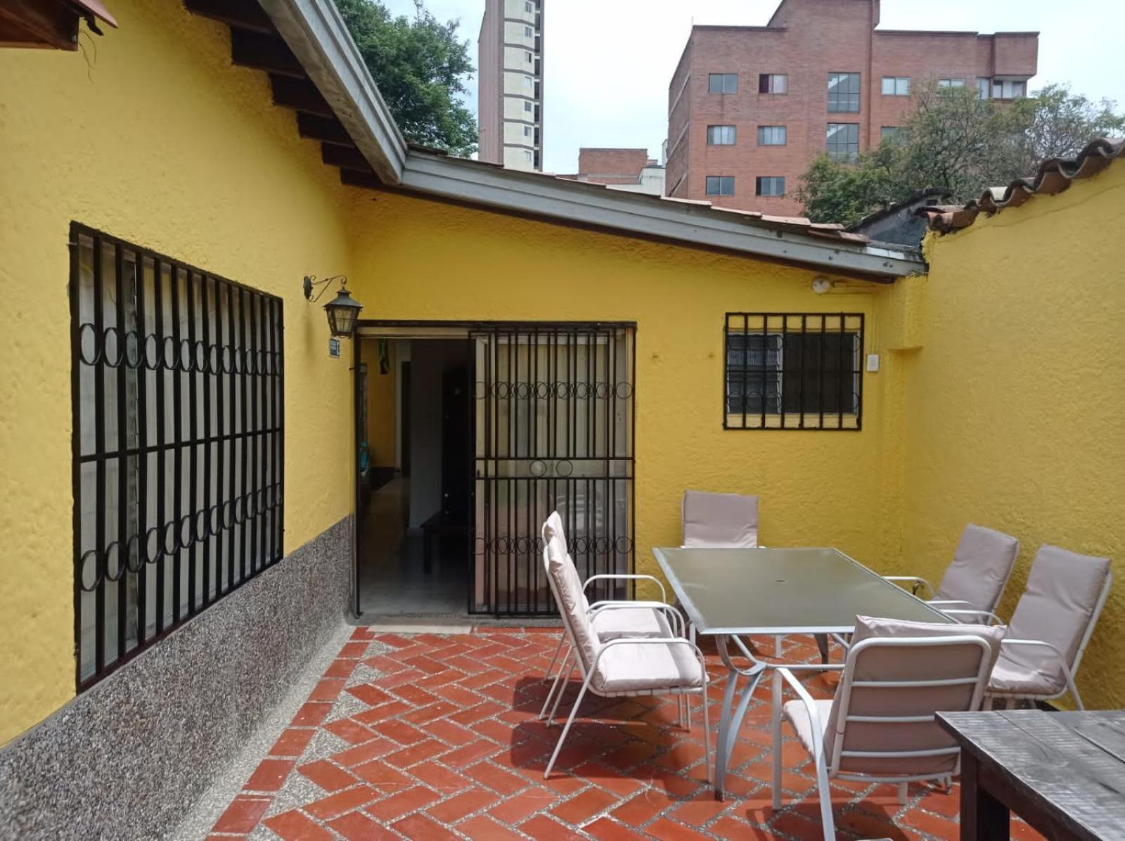 Yellow House Hostel メデジン エクステリア 写真