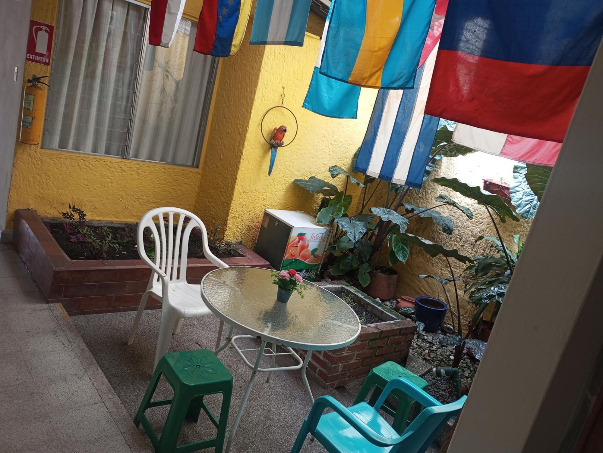 Yellow House Hostel メデジン エクステリア 写真