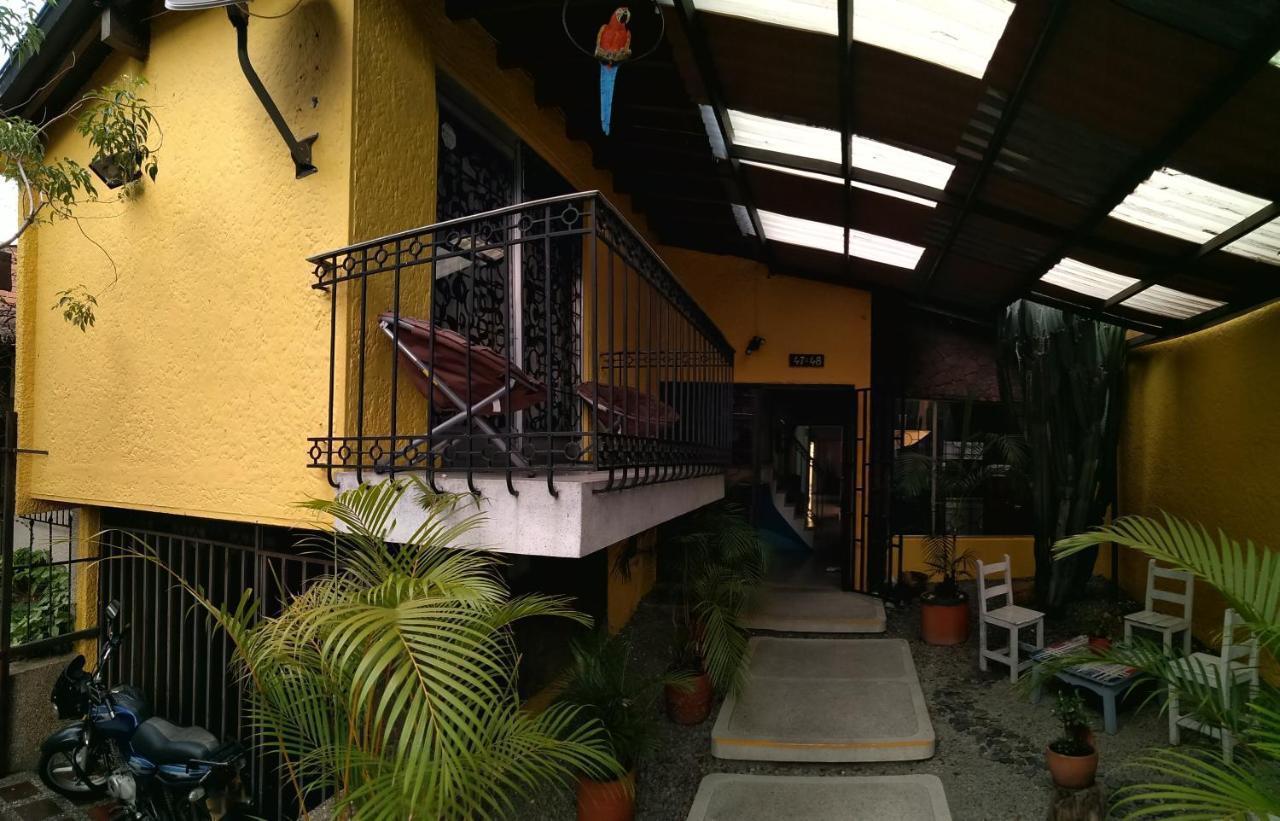 Yellow House Hostel メデジン エクステリア 写真