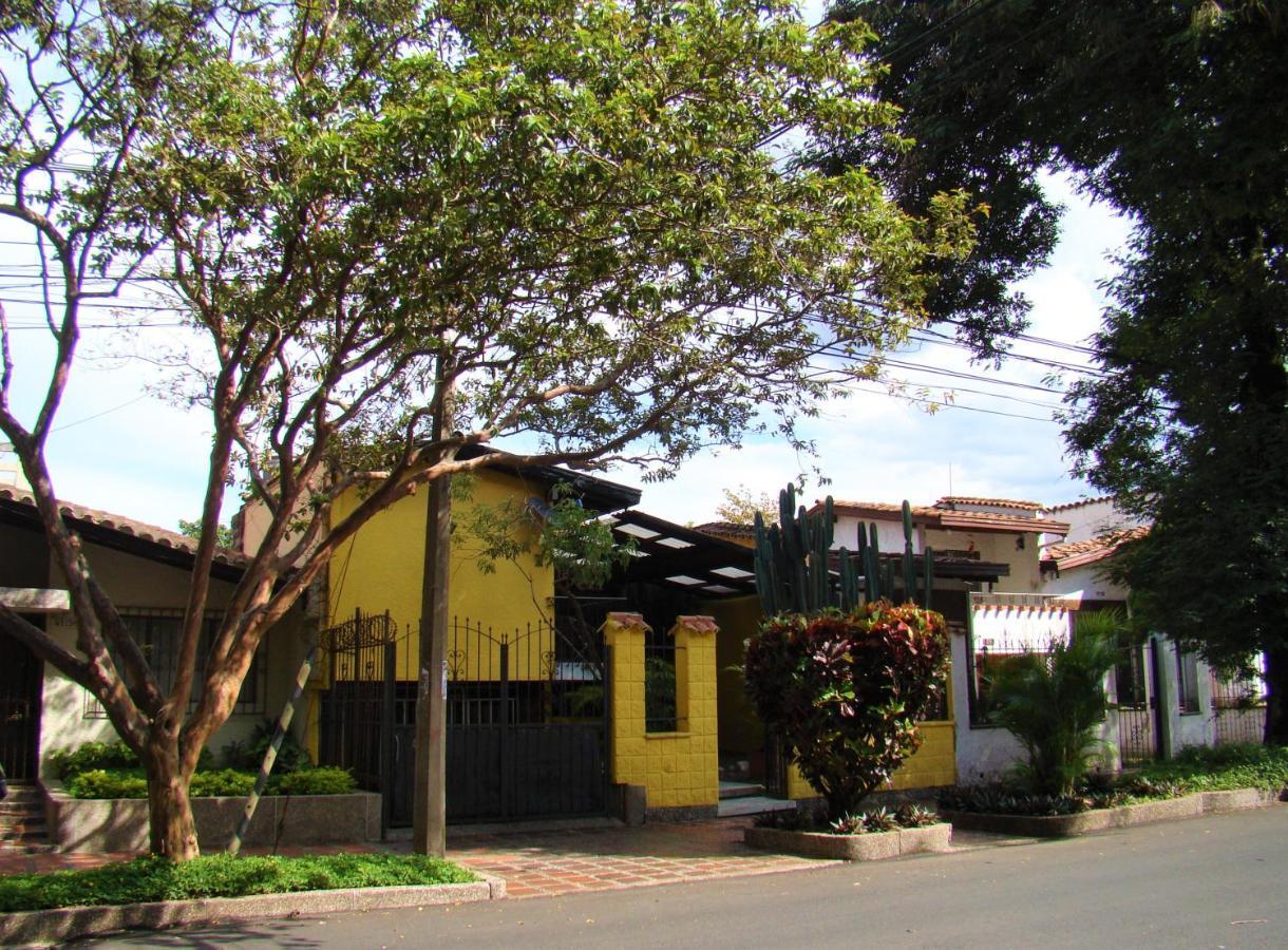 Yellow House Hostel メデジン エクステリア 写真