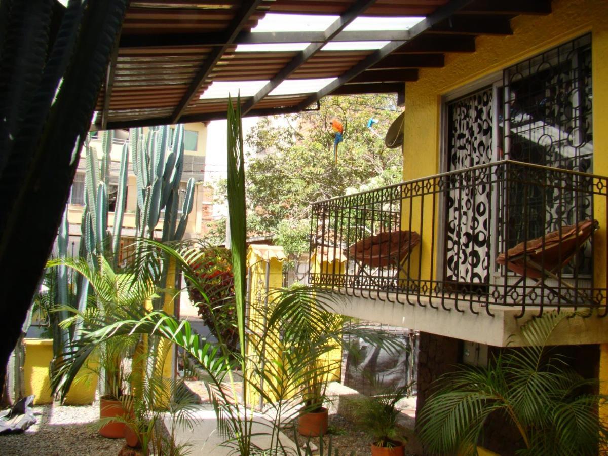 Yellow House Hostel メデジン エクステリア 写真